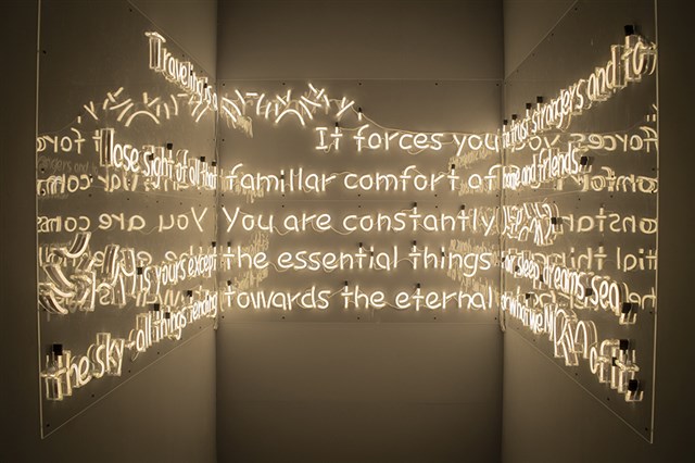 《 》