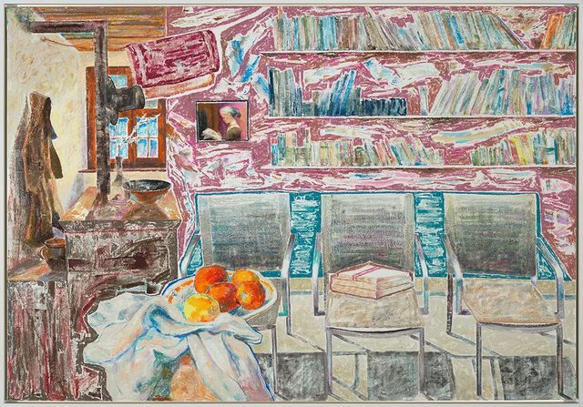 室內中的三把椅子