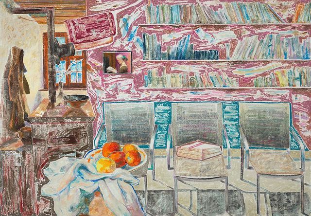 室內中的三把椅子